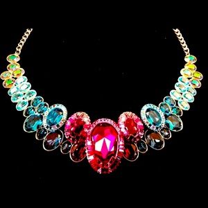 NEW IN THE BOX NEVER WORN!!! DAZZLING SWAROVSKI EMINENCE NECKLACE .